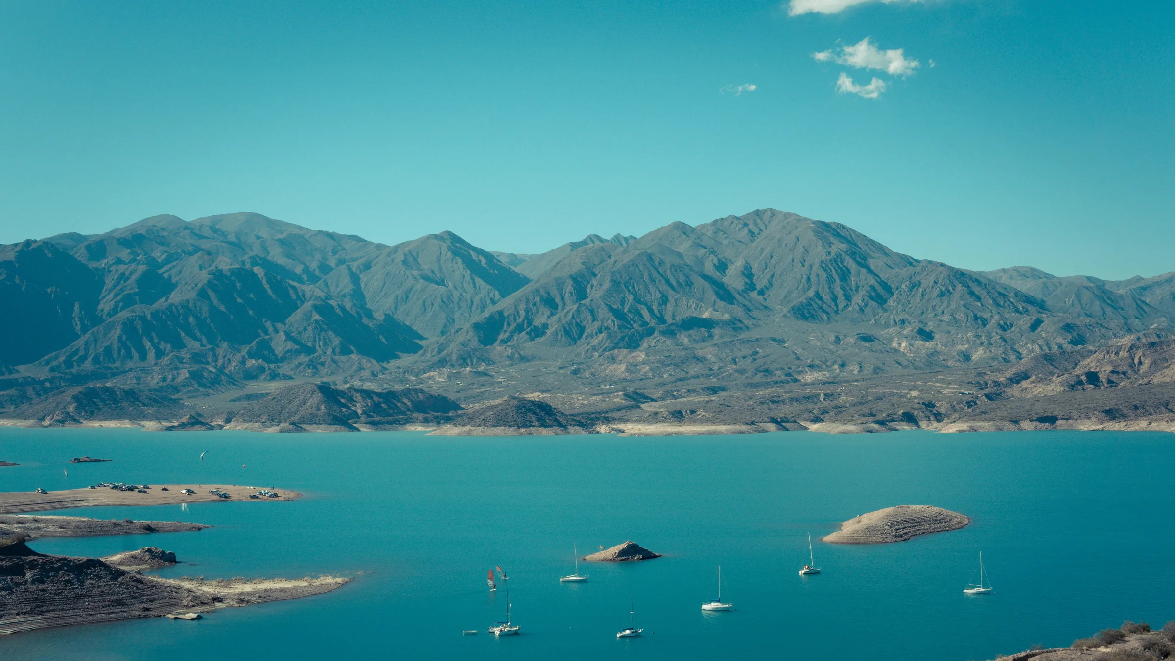 El embalse de Potrerillos con la cordillera de fondo