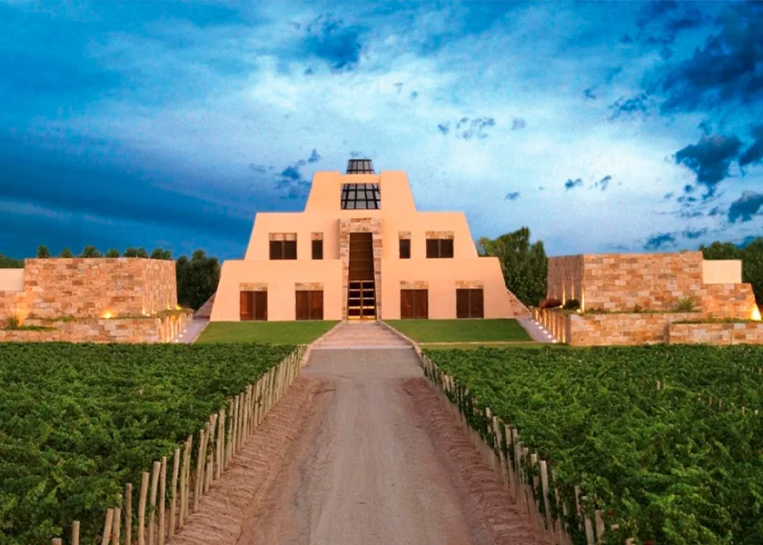 Bodega Catena Zapata vista desde los viñedos